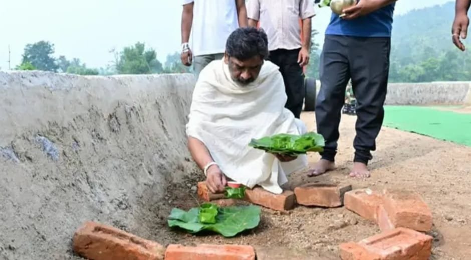 हेमंत सोरेन ने पांचवें दिन अपने पैतृक गांव में श्रद्धाक्रम की रस्म निभाई