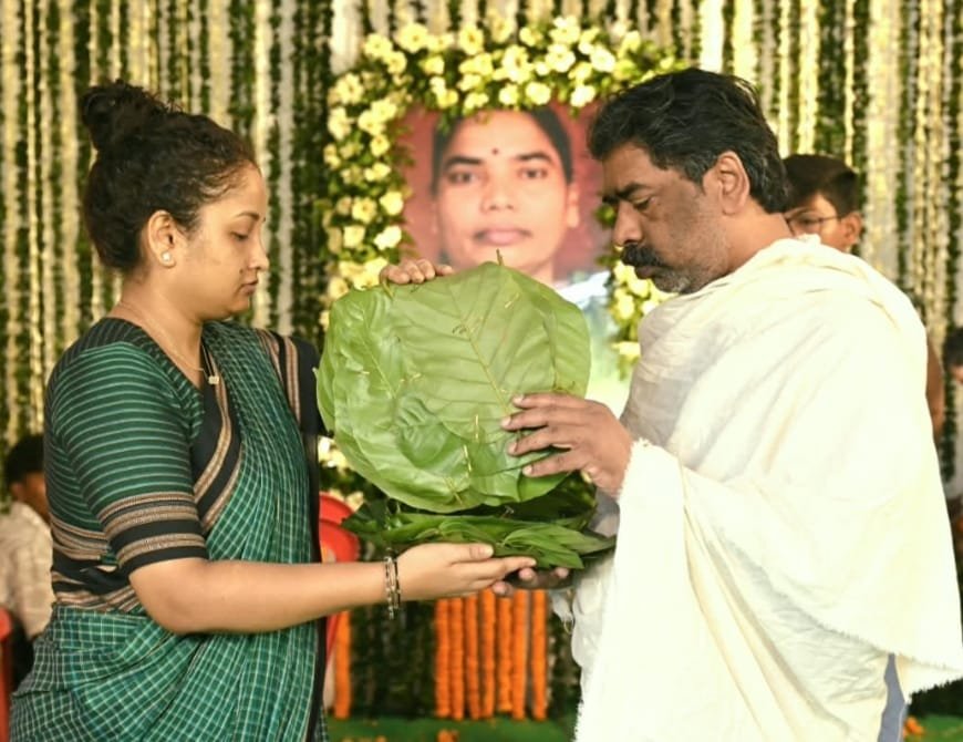 Ranchi : अपनी माता जी के श्राद्धकर्म में व्यस्तता के बाबजूद पैतृक गांव नेमरा में जनहित के कार्यों का निष्पादन कर रहे हैं झारखंड के मुख्यमंत्री हेमन्त सोरेन